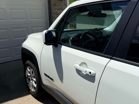 Used 2016 Jeep Renegade Latitude AWD/4WD image 9