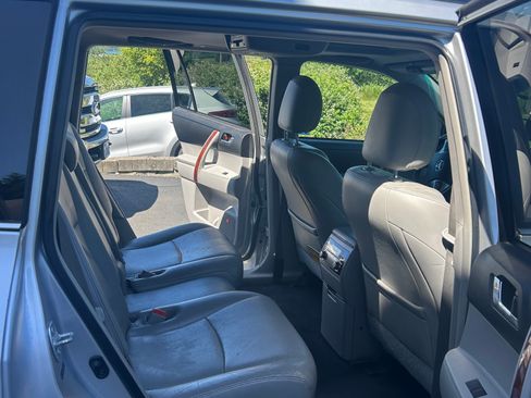 Used 2011 Toyota Highlander Limited w/ Preferred Accessory Pkg AWD/4WD image 10