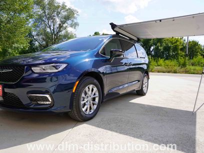 Used 2025 Chrysler Pacifica Select