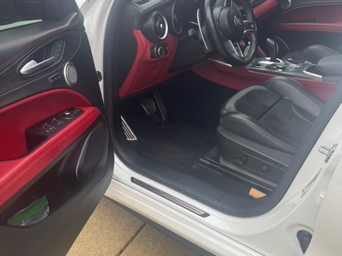 Used 2020 Alfa Romeo Stelvio Quadrifoglio image 9