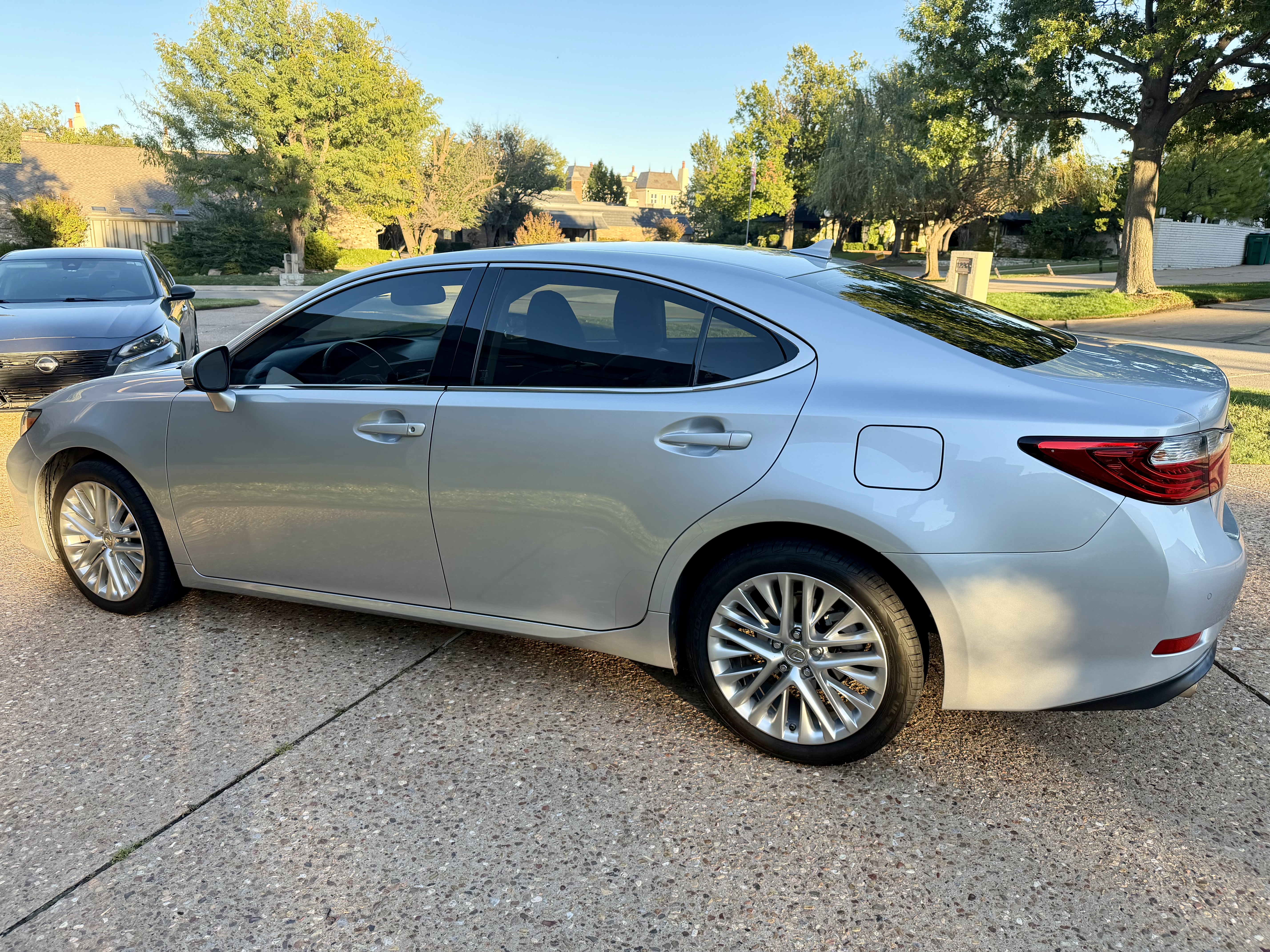 Used 2013 Lexus ES 350 w/ Luxury Pkg FWD image 2