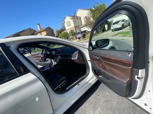 Used 2017 BMW 740i image 6