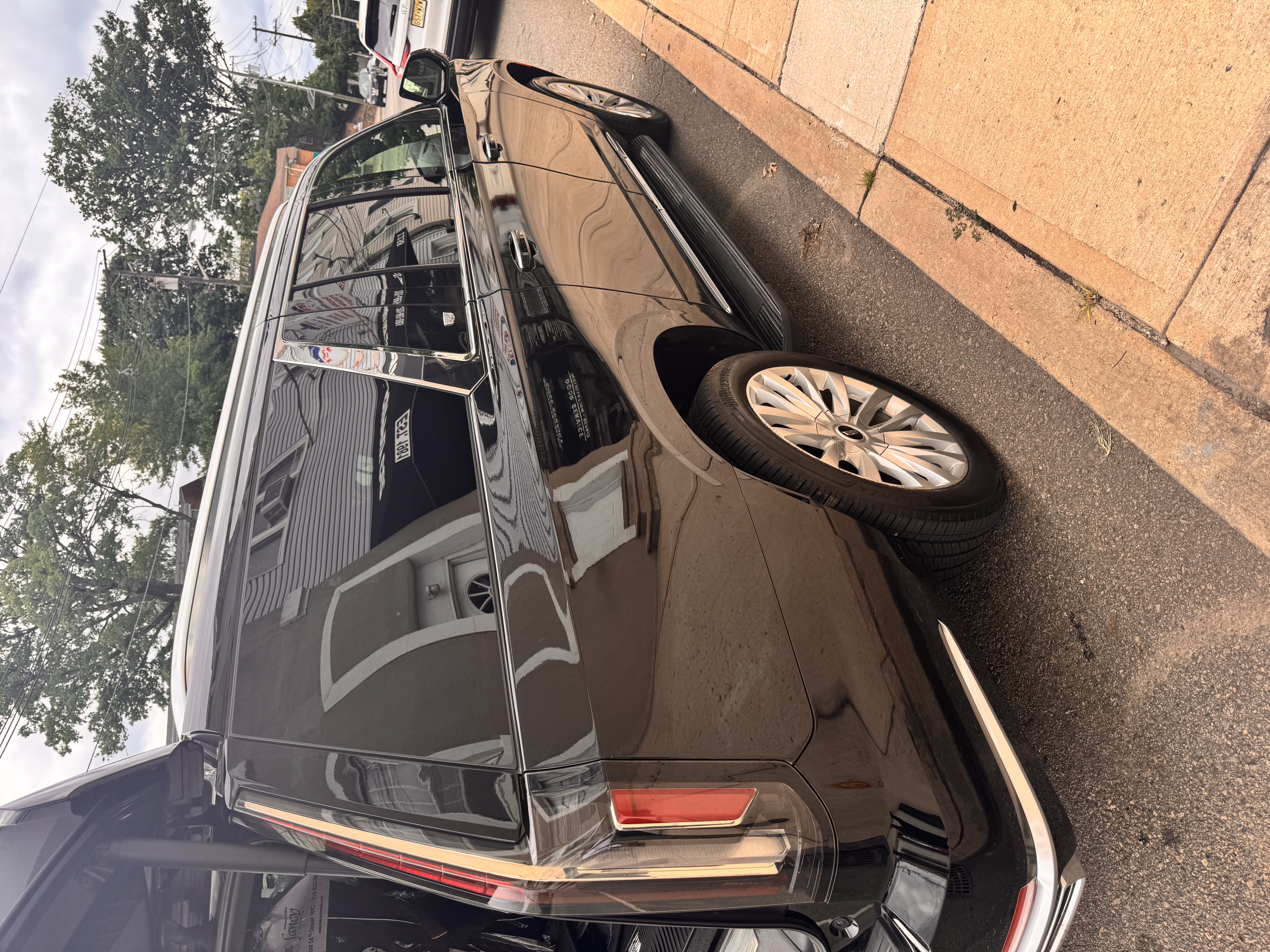 Used 2024 Cadillac Escalade ESV Luxury AWD/4WD image 10