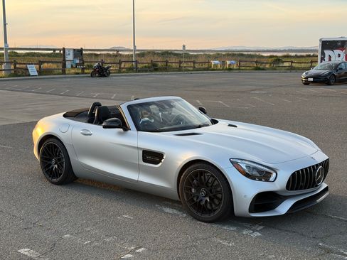 Used 2018 Mercedes-Benz AMG GT Roadster image 2