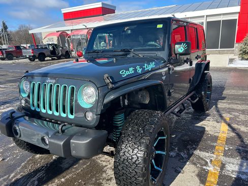 Used 2017 Jeep Wrangler Unlimited Sahara w/ Connectivity Group image 9