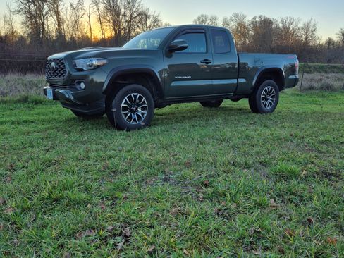 Used 2022 Toyota Tacoma TRD Sport image 1