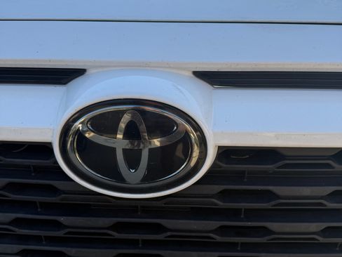 Used 2021 Toyota RAV4 LE image 18