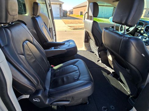 Used 2018 Chrysler Pacifica Touring-L image 18