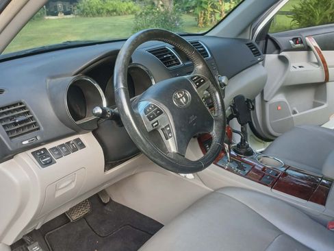 Used 2012 Toyota Highlander Limited w/ Tow Pkg FWD image 8
