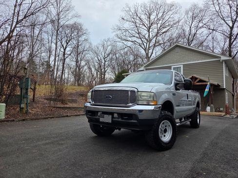 Used 2003 Ford F250 XLT image 2