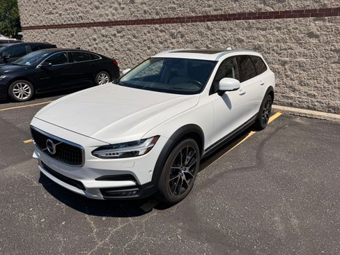 Used 2020 Volvo V90 T6 Cross Country AWD/4WD image 2