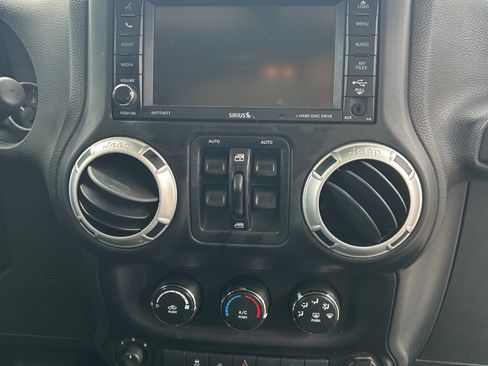 Used 2012 Jeep Wrangler Unlimited Sahara w/ Connectivity Group AWD/4WD image 5