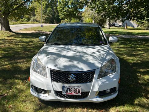 Used 2011 Suzuki Kizashi Sport SLS image 2