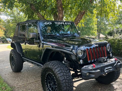 Used 2015 Jeep Wrangler Unlimited Rubicon image 2