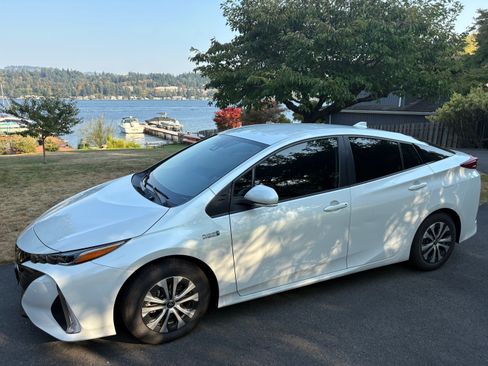 Used 2021 Toyota Prius Prime LE image 2