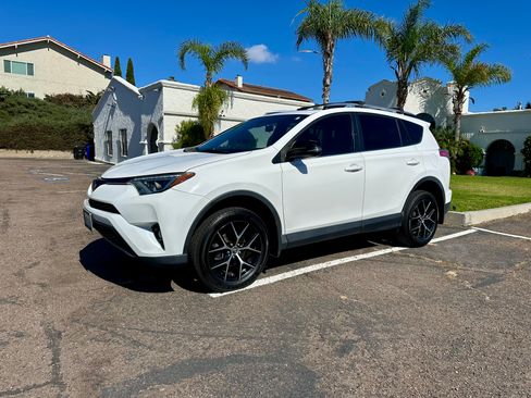 Used 2017 Toyota RAV4 SE image 1