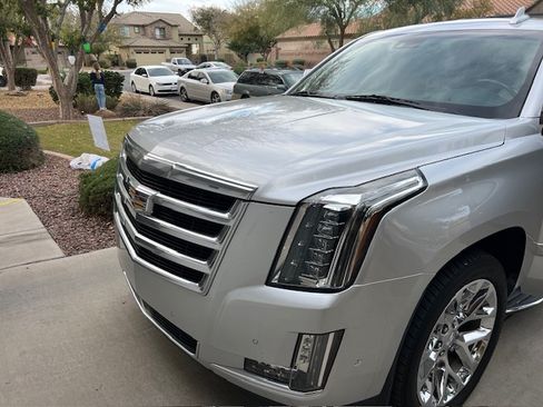 Used 2019 Cadillac Escalade Premium Luxury image 4