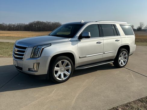 Used 2018 Cadillac Escalade Luxury image 2