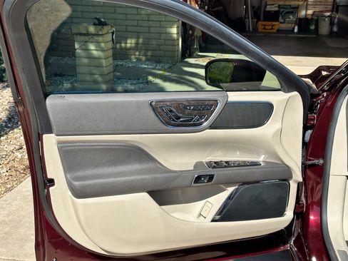 Used 2017 Lincoln Continental Select image 23