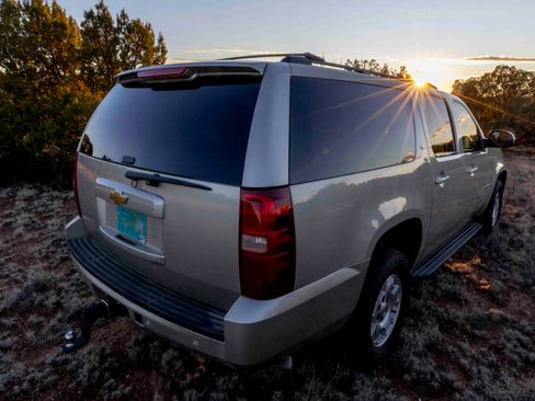 Used 2013 Chevrolet Suburban LT image 2