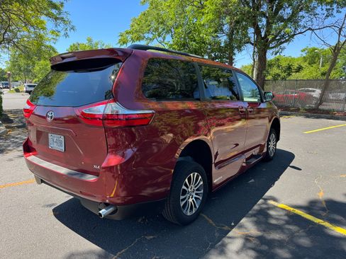 Used 2019 Toyota Sienna XLE w/ XLE Navigation Package FWD image 8