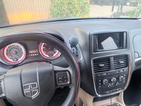Used 2015 Dodge Grand Caravan SXT FWD image 13