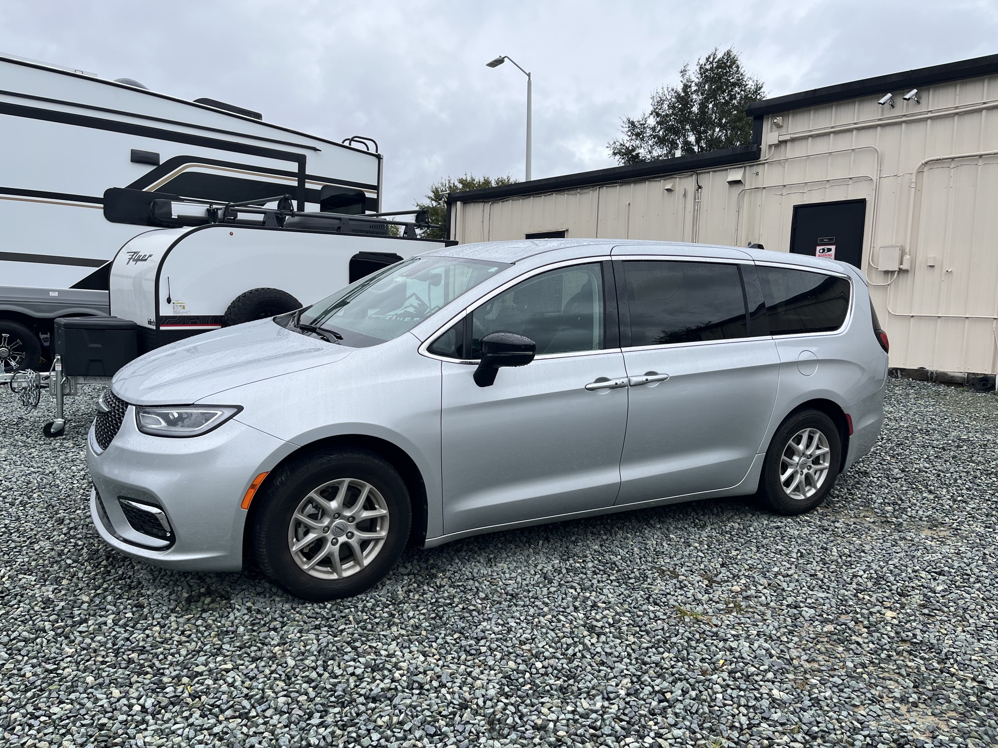 Used 2024 Chrysler Pacifica Touring-L FWD image 1