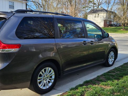Used 2012 Toyota Sienna XLE image 4