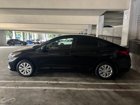 Used 2022 Hyundai Accent SE FWD image 2