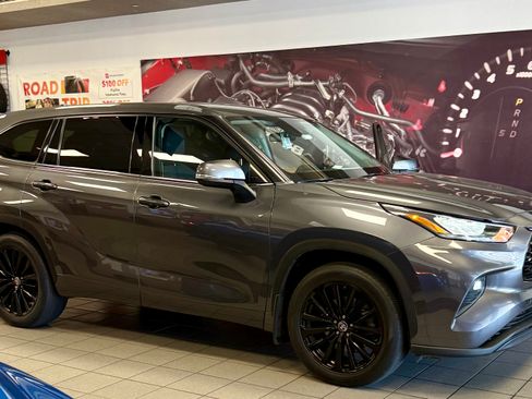 Used 2020 Toyota Highlander LE AWD/4WD image 29