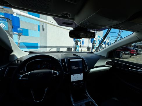 Used 2021 Ford Edge SEL w/ Convenience Package image 9