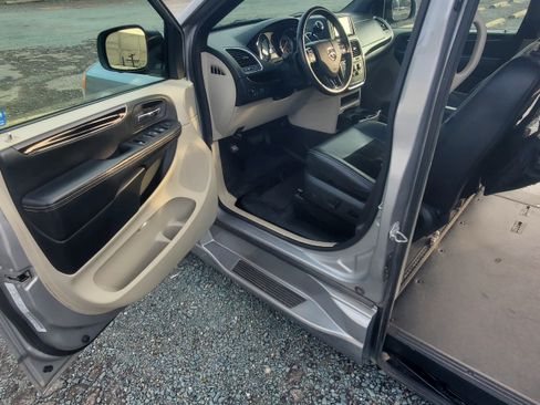 Used 2017 Dodge Grand Caravan SXT image 5