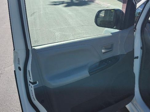 Used 2015 Toyota Sienna LE image 9