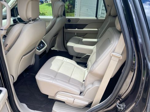 Used 2019 Lincoln Navigator Select RWD image 12