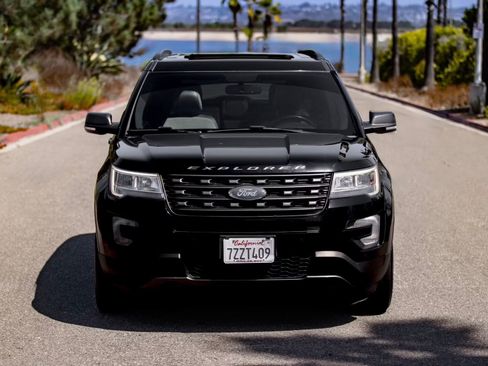 Used 2017 Ford Explorer XLT w/ Equipment Group 202A image 6