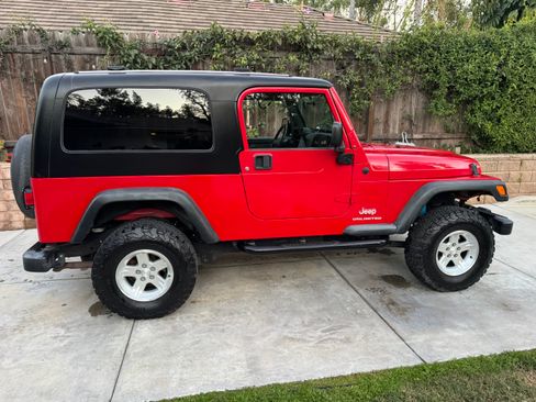 Used 2006 Jeep Wrangler Unlimited w/ Premium Audio Group image 2