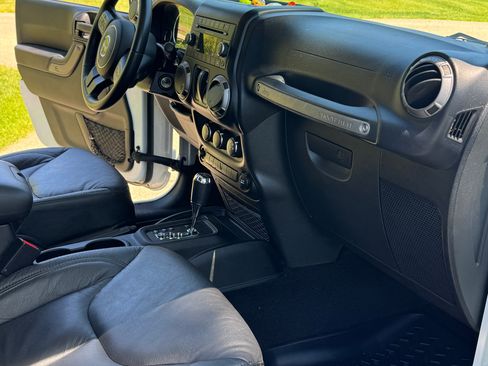 Used 2013 Jeep Wrangler Sport AWD/4WD image 9