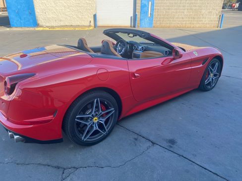 Used 2015 Ferrari California T image 5