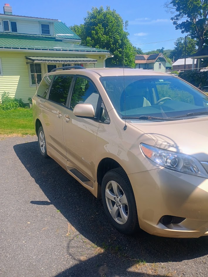 Used 2013 Toyota Sienna LE FWD image 6