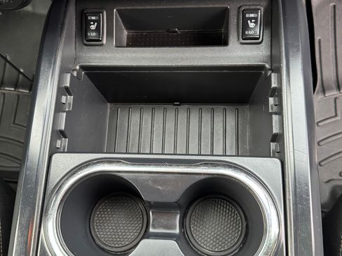 Used 2018 Nissan Titan SV image 16