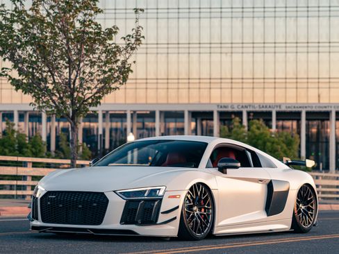 Used 2018 Audi R8 V10 w/ Premium Package RWD image 22