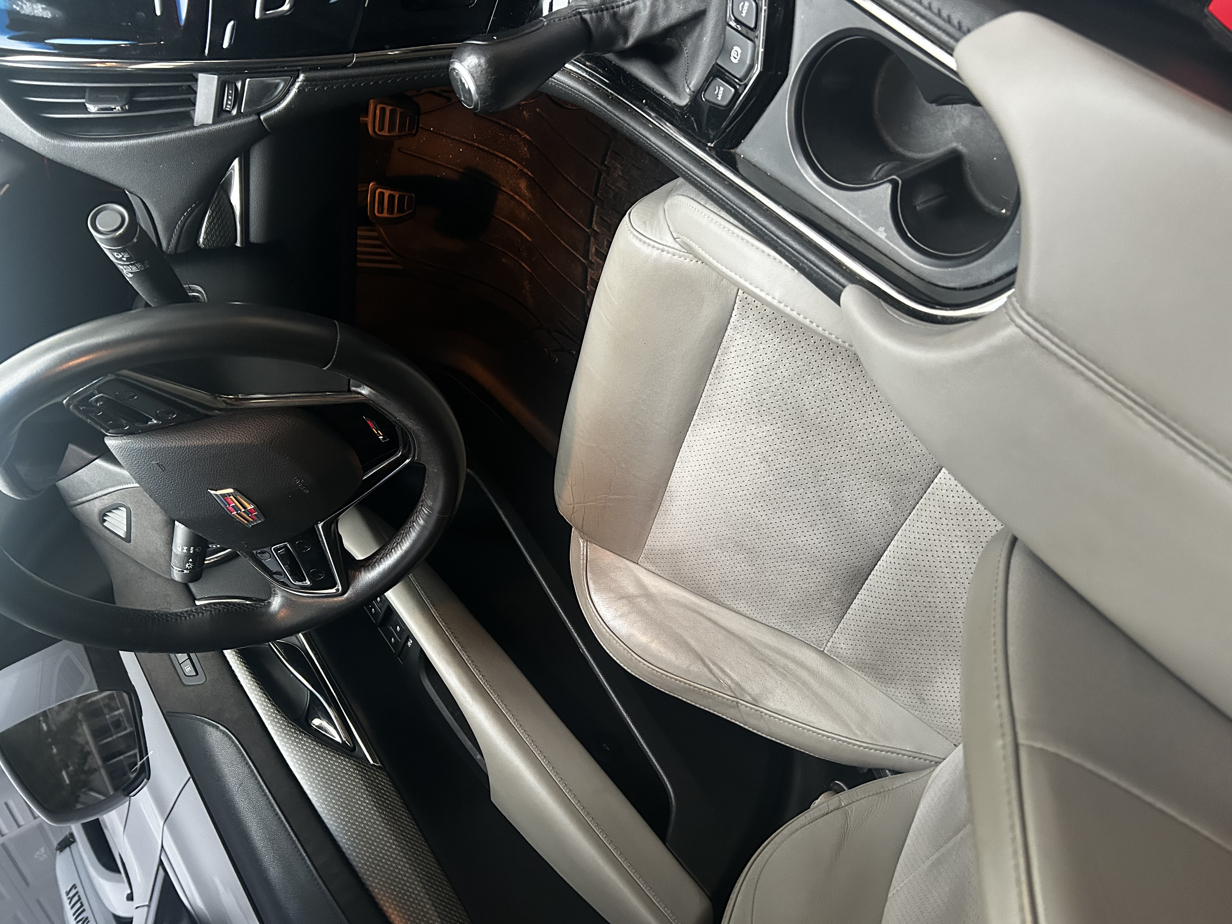 Used 2016 Cadillac ATS V w/ Luxury Package RWD image 4