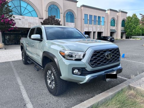 Used 2023 Toyota Tacoma TRD Off-Road w/ Technology Package AWD/4WD image 8