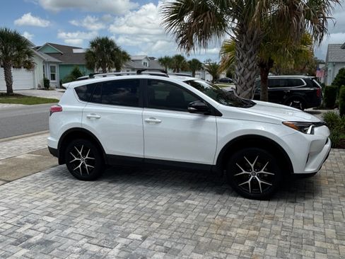 Used 2017 Toyota RAV4 SE AWD/4WD image 2