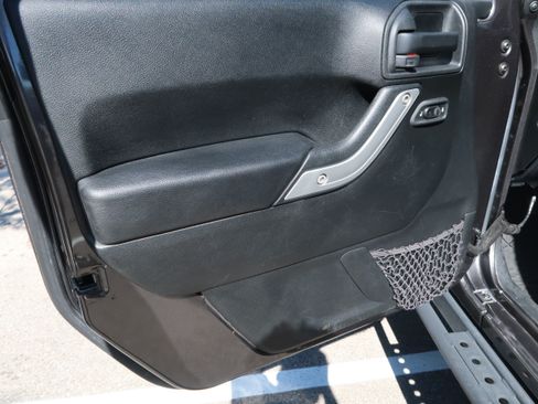 Used 2017 Jeep Wrangler Unlimited Rubicon w/ Connectivity Group image 15