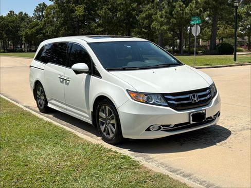 Used 2015 Honda Odyssey Touring image 2