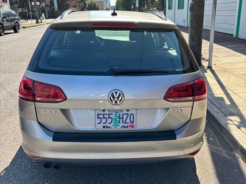 Used 2016 Volkswagen Golf S image 5