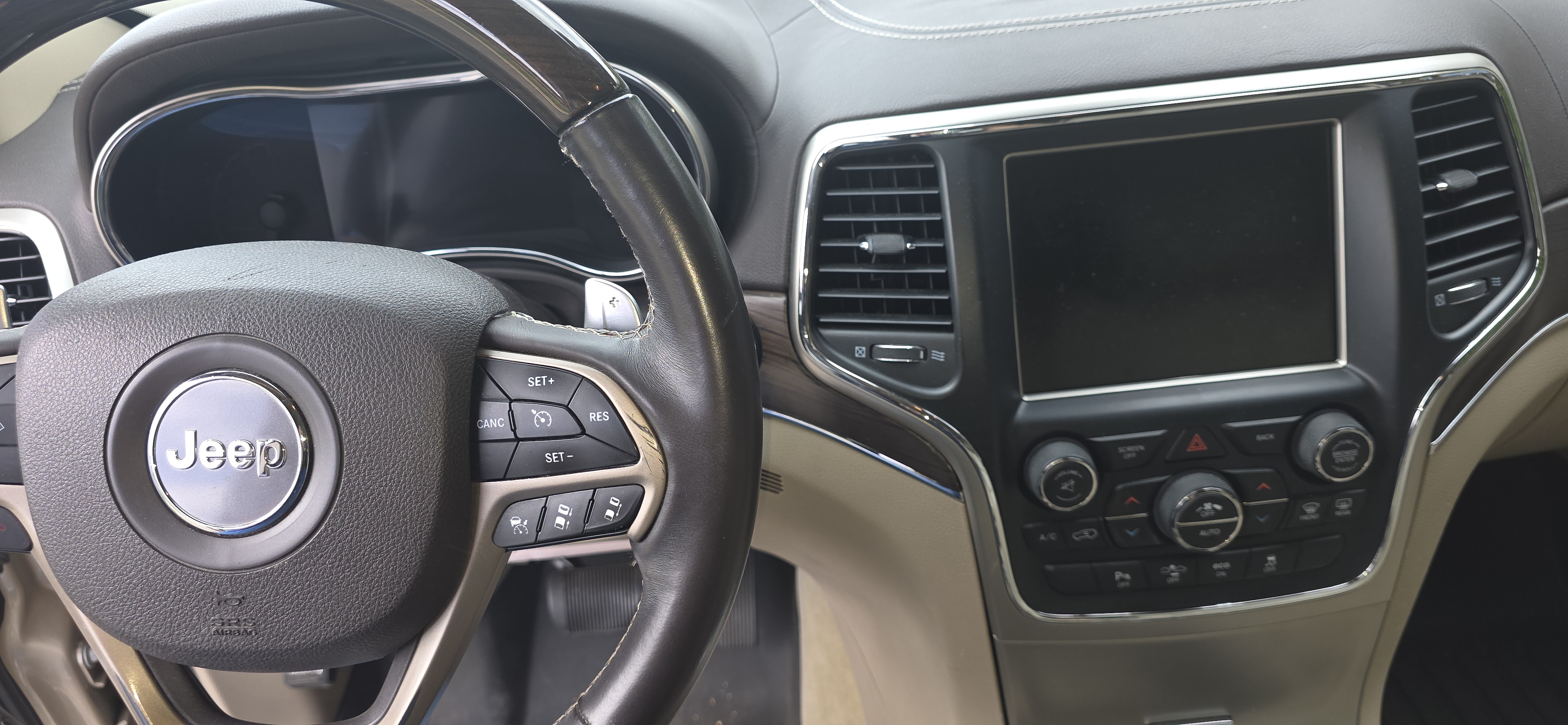 Used 2014 Jeep Grand Cherokee Overland w/ Advanced Technology Group AWD/4WD image 5