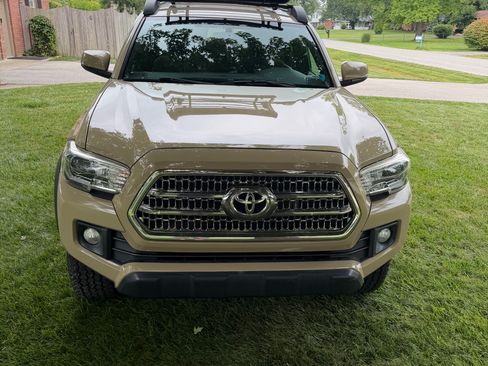 Used 2017 Toyota Tacoma TRD Off-Road AWD/4WD image 6
