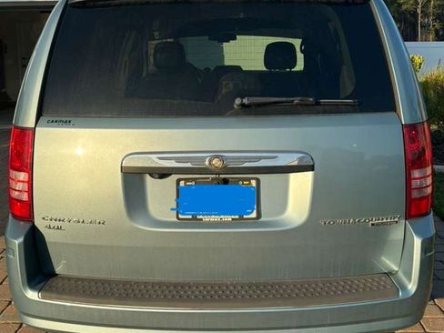 Used 2010 Chrysler Town & Country Touring image 2